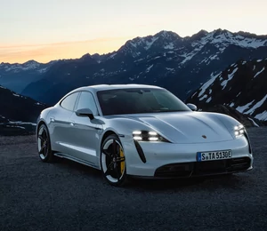Contrairement aux Tesla, la Porsche Taycan ne sera pas mise à jour à distance